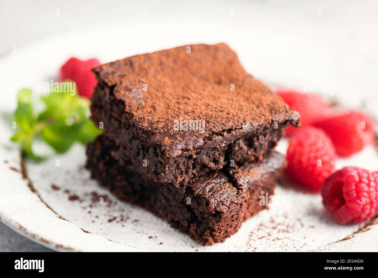 Brownie al cioccolato con lampone e cacao in polvere Foto Stock