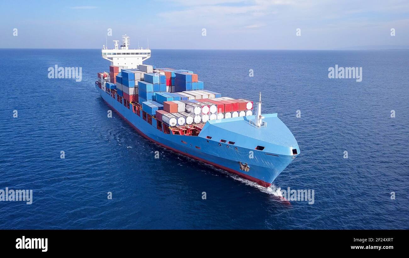 La nave con container ULCV naviga in acqua aperta completamente carica di container e carico. Foto Stock