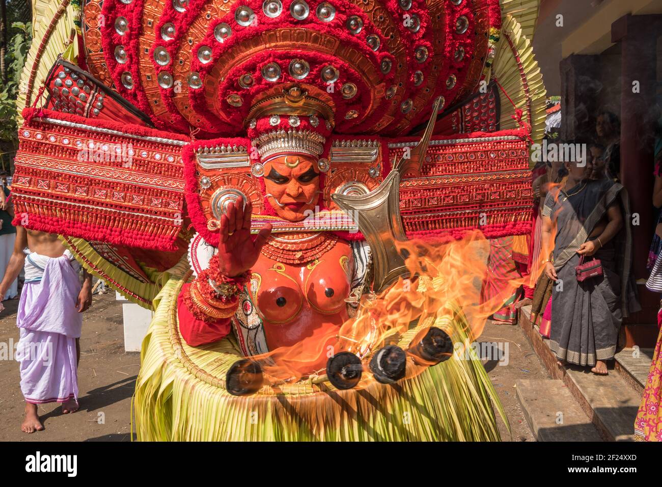 Payyanur, India - 5 dicembre 2019: L'artista theyyam si esibir durante il festival del tempio a Payyanur, Kerala, India. Theyyam è una forma rituale popolare di vermi Foto Stock