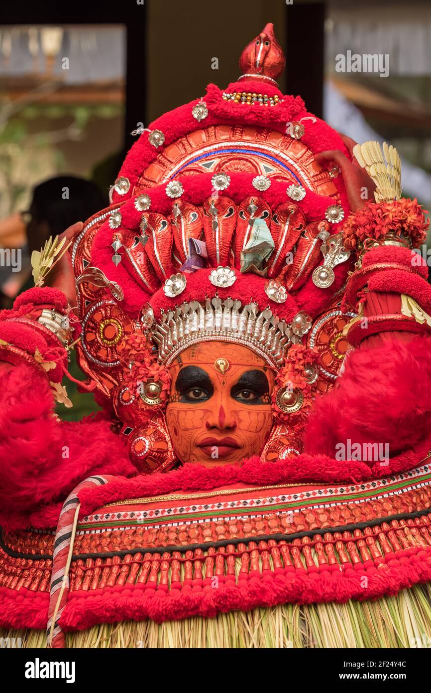 Payyanur, India - 5 dicembre 2019: Ritratto di una ballerina di Theyyam non identificata durante la festa del tempio a Payyanur, Kerala, India. Theyyam è un popolare Foto Stock