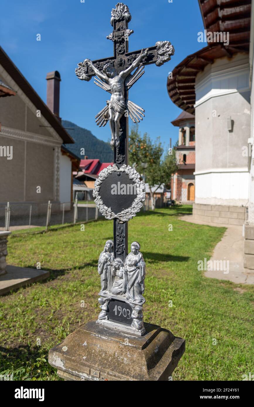 CAMPULUNG MOLDOVENESC, TRANSILVANIA/ROMANIA - SETTEMBRE 18 : Croce fuori da una chiesa greco-ortodossa in fase di ristrutturazione a Campulung Foto Stock