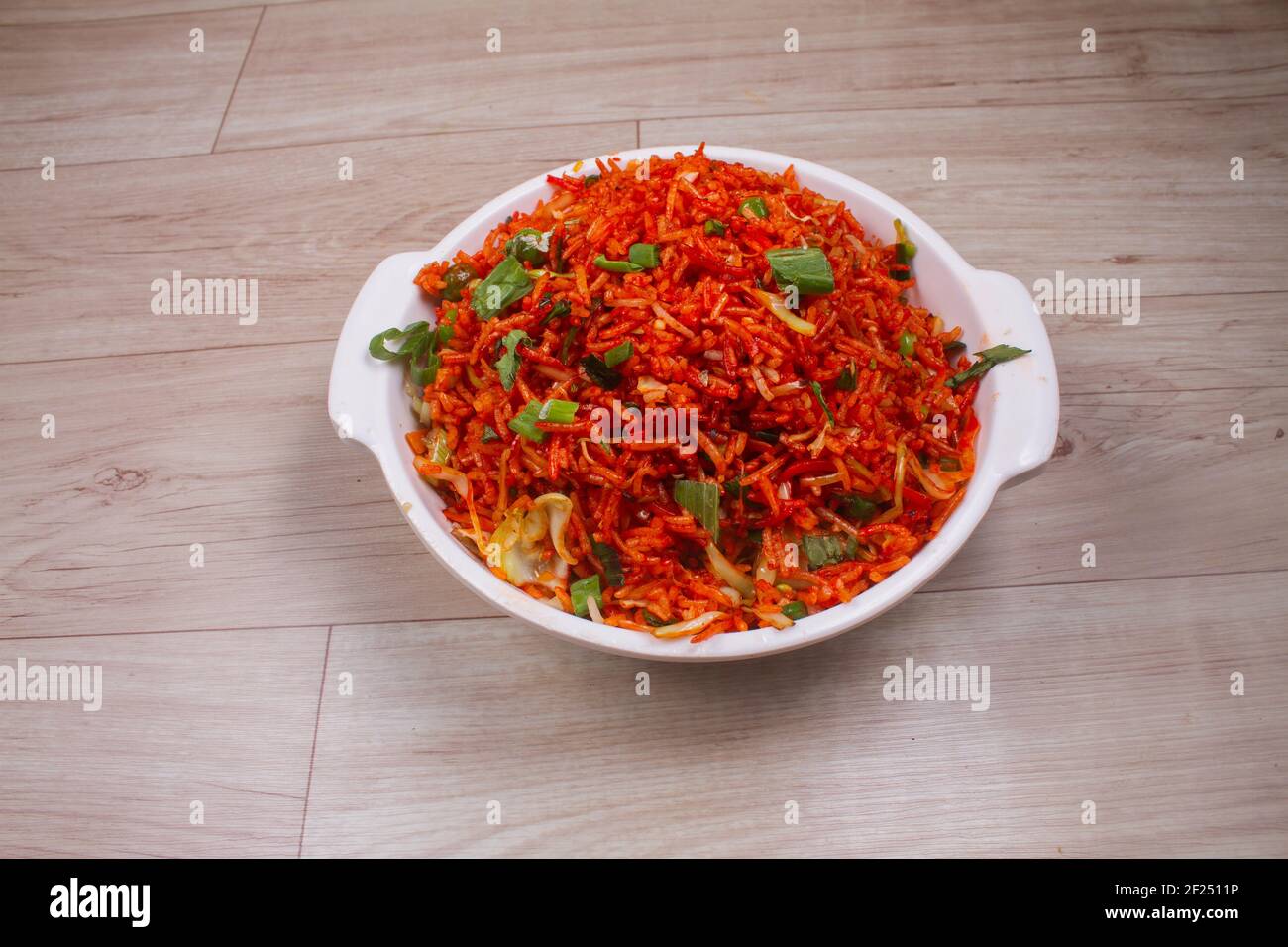 Riso fritto Schezwan con salsa Schazwan, riso cinese fritto, guarnito con cipolle primaverili e cavolo. Piatti Indian-Cinesi; focalizzazione selettiva Foto Stock