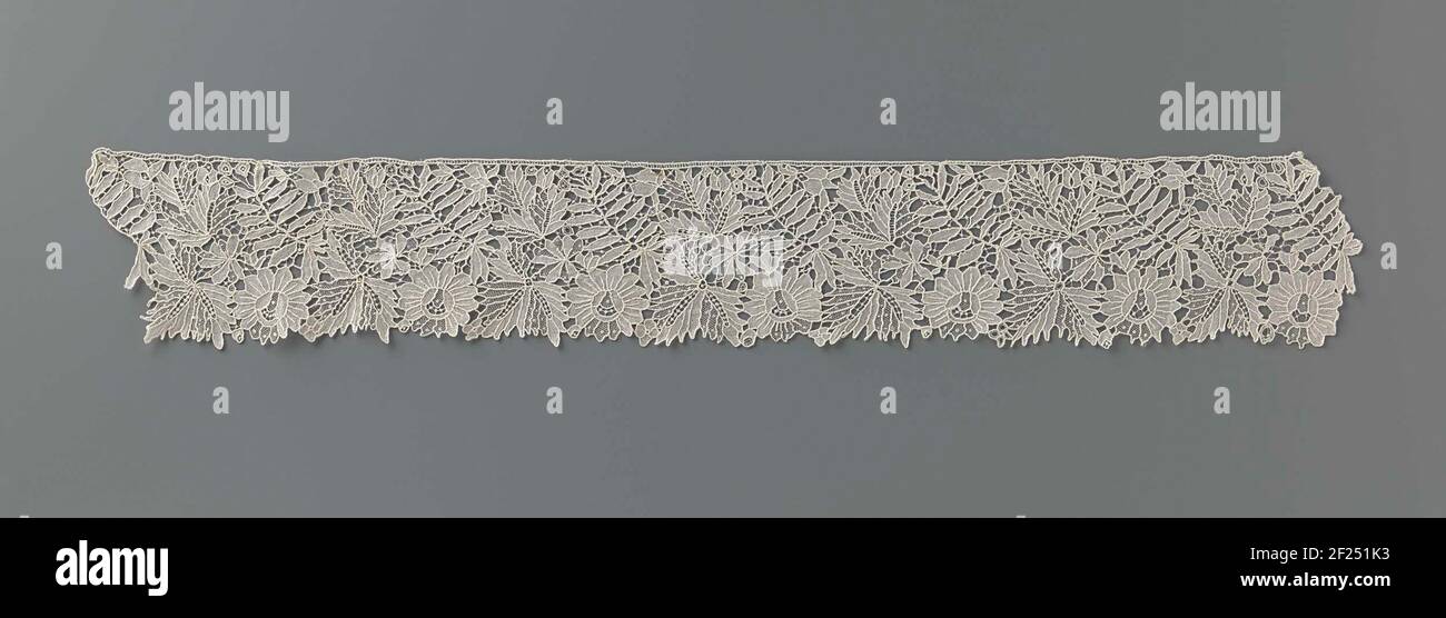 Strook naaldkant incontrato ingesneden blad.Running modello di foglie incise sopra una rosa e una tre-foglia, che insieme formano la linea esterna dentellata bruscamente. Barre a croce con bottone (terreno di lunghe barre a X con crociera). Il REMPLIS è composto da punti a tombino e da un Fond Gazé. Lato tedesco: 'Carlsballad points'. Foto Stock