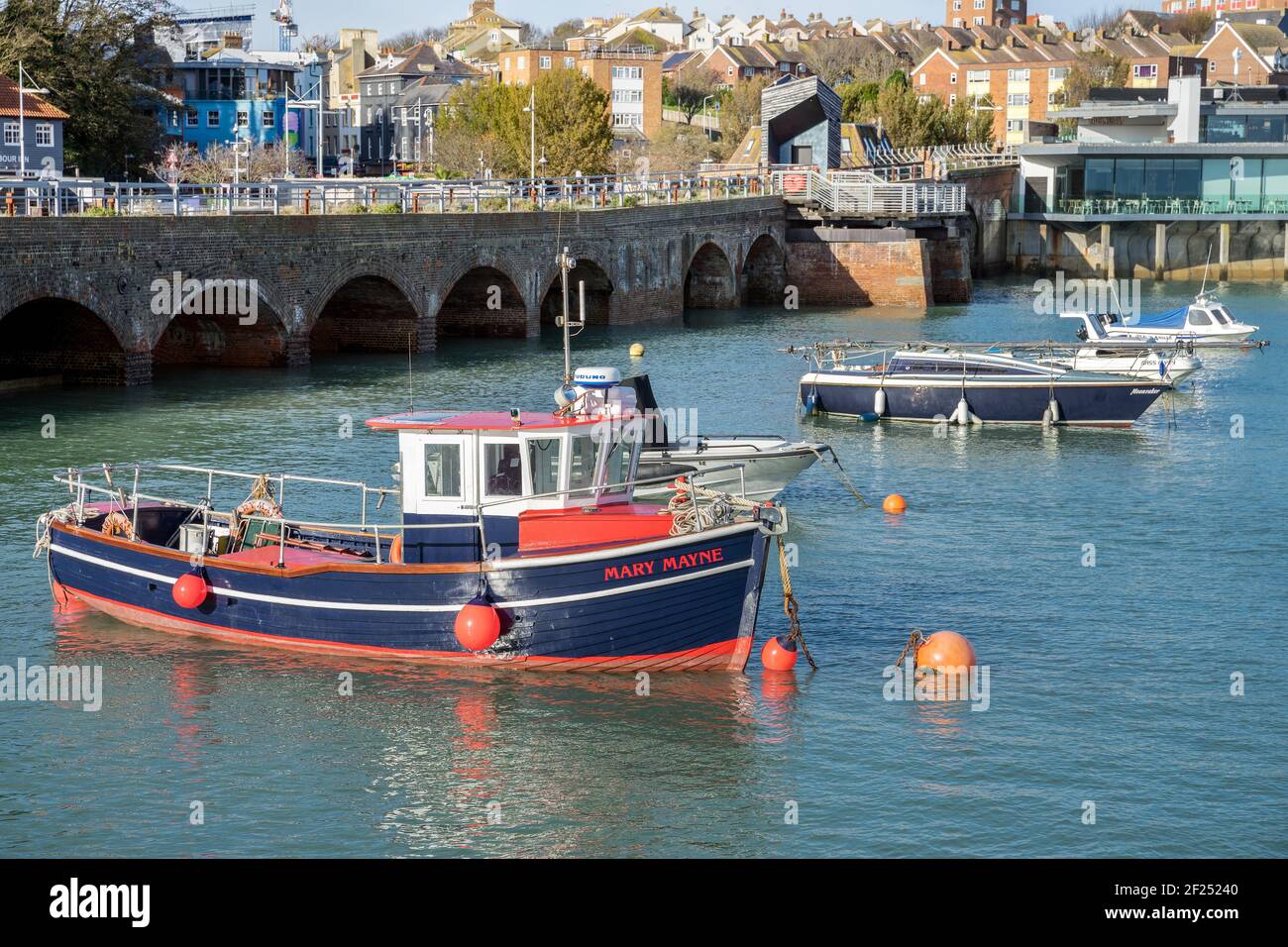 FOLKESTONE, KENT/UK - novembre 12 : vista delle barche nel porto di Folkestone il 12 novembre 2019 Foto Stock