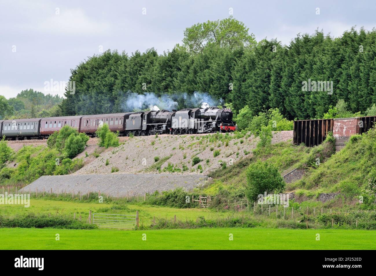 LMS Black Fives Nos. 45407 e 44871 a due linee, il railtour esploratore delle cattedrali tra il Galles e Londra. 13.05.2011. Foto Stock LMS Black Fives Nos. 45407 e 44871 a due linee, il railtour esploratore delle cattedrali tra il Galles e Londra. 13.05.2011. Foto Stock