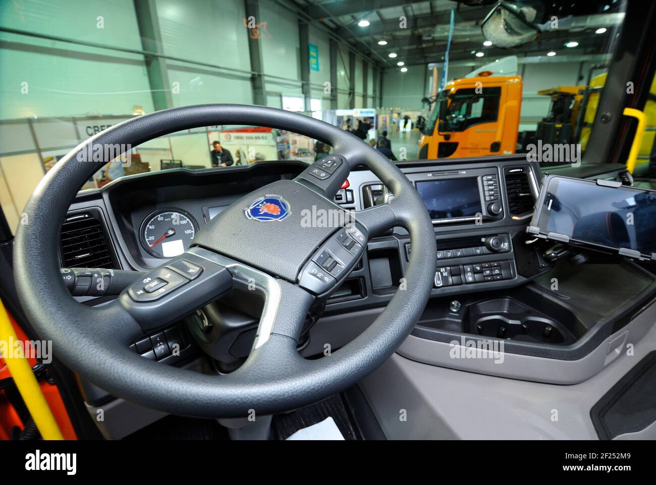 Interno di un nuovo modello di cabina Scania di un autocarro ribaltabile:  Sedile, ruota, cruscotto Foto stock - Alamy