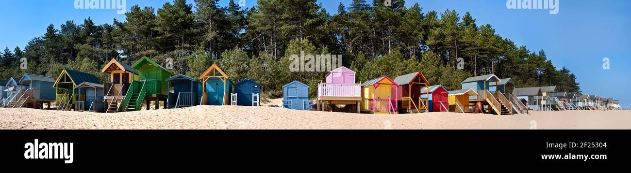 Alcune capanne da spiaggia dai colori vivaci a Wells Next the Sea Foto Stock