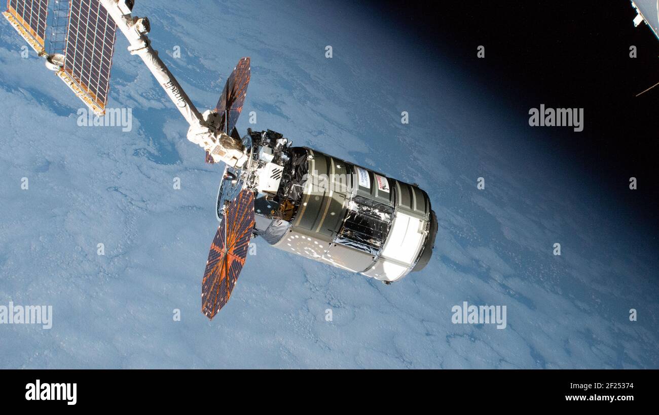 La navicella spaziale Northrop Grumman Cygnus con i distinti pannelli solari a forma di cembalo è appiccata dal CanadaArm2 per l'attracco alla Stazione spaziale Internazionale 22 febbraio 2021 a Earth Orbit. Foto Stock