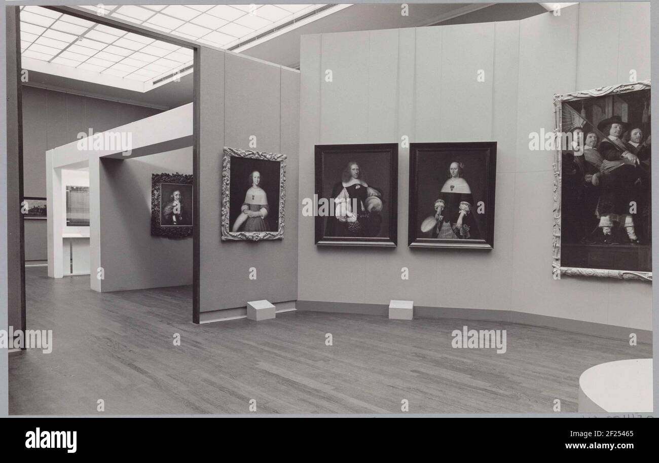 Sala con vari dipinti e varie liste; mostra loda la list.As una seconda e terza pittura da destra, i ritratti o MR. Meyndert Merens e Brigitta de Groot di A. Liedts in Hollow Lists con increspato bordi interni. Foto Stock