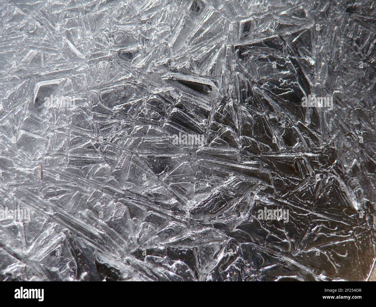 Cristalli di ghiaccio in un ruscello di montagna semi-congelato nell'Himalaya, Nepal Foto Stock