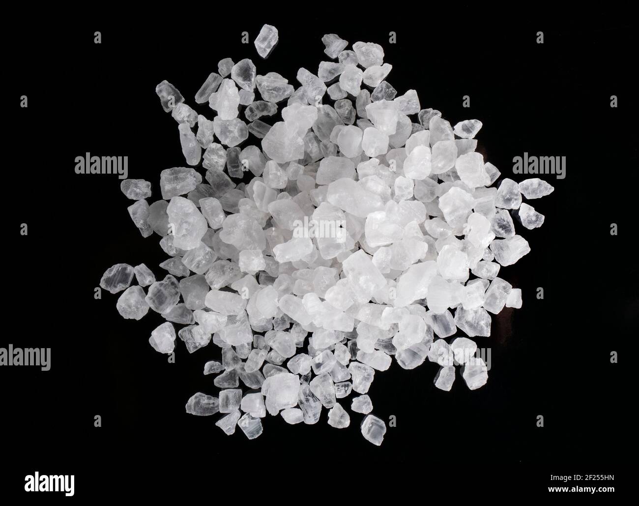 Mare cristalli di sale su uno sfondo nero Foto Stock