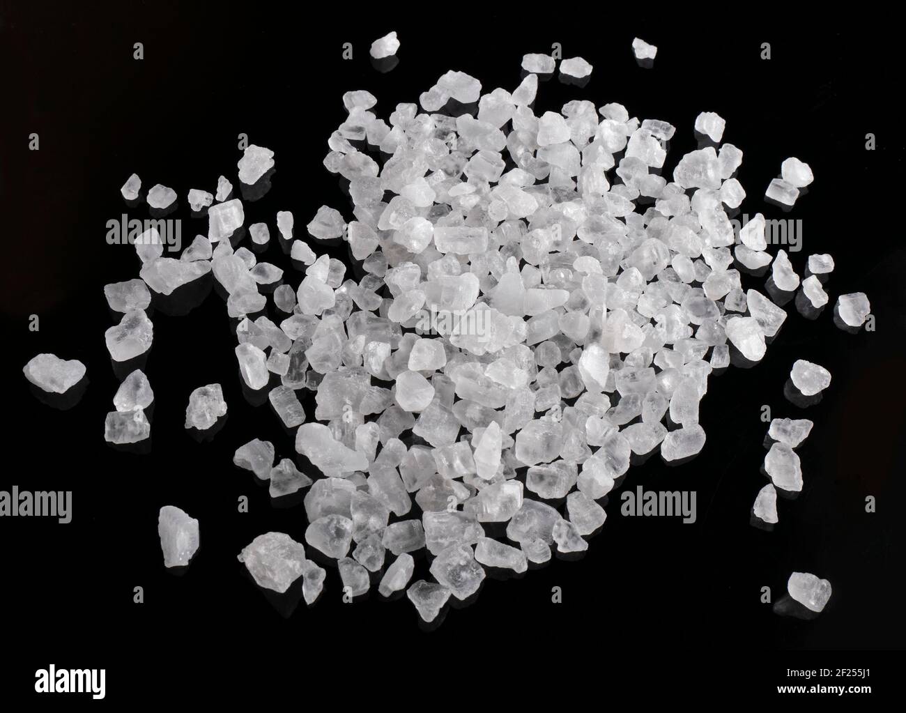 Mare cristalli di sale su uno sfondo nero Foto Stock