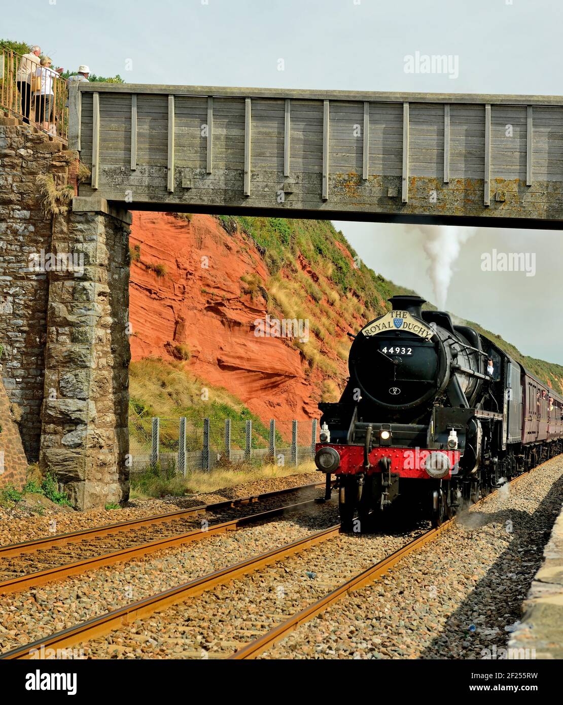 LMS Black Five No 44932 passando sotto Rockstone Bridge a Dawlish con il Royal Ducy railtour alla Cornovaglia. 1st settembre 2013. Foto Stock LMS Black Five No 44932 passando sotto Rockstone Bridge a Dawlish con il Royal Ducy railtour alla Cornovaglia. 1st settembre 2013. Foto Stock