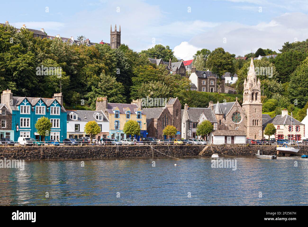 Le famose case multicolore sul lungomare di Tobermory, Isola di Mull, Argyll e Bute, Inner Hebrides, Scozia Regno Unito Foto Stock