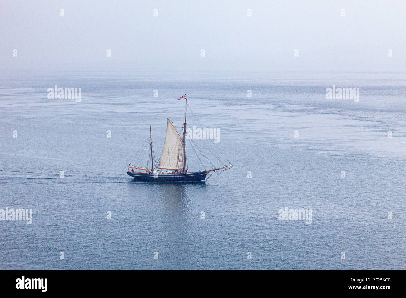 La nave a vela dall'aspetto piuttosto spettrale Bessie Ellen nella nebbia al largo dell'Isola di Mull, Argyll e Bute, Inner Hebrides, Scozia Foto Stock