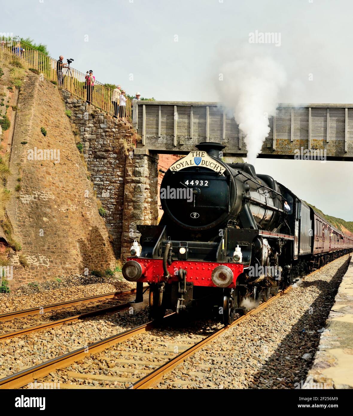 LMS Black Five No 44932 passando sotto Rockstone Bridge a Dawlish con il Royal Ducy railtour alla Cornovaglia. 1st settembre 2013. Foto Stock LMS Black Five No 44932 passando sotto Rockstone Bridge a Dawlish con il Royal Ducy railtour alla Cornovaglia. 1st settembre 2013. Foto Stock