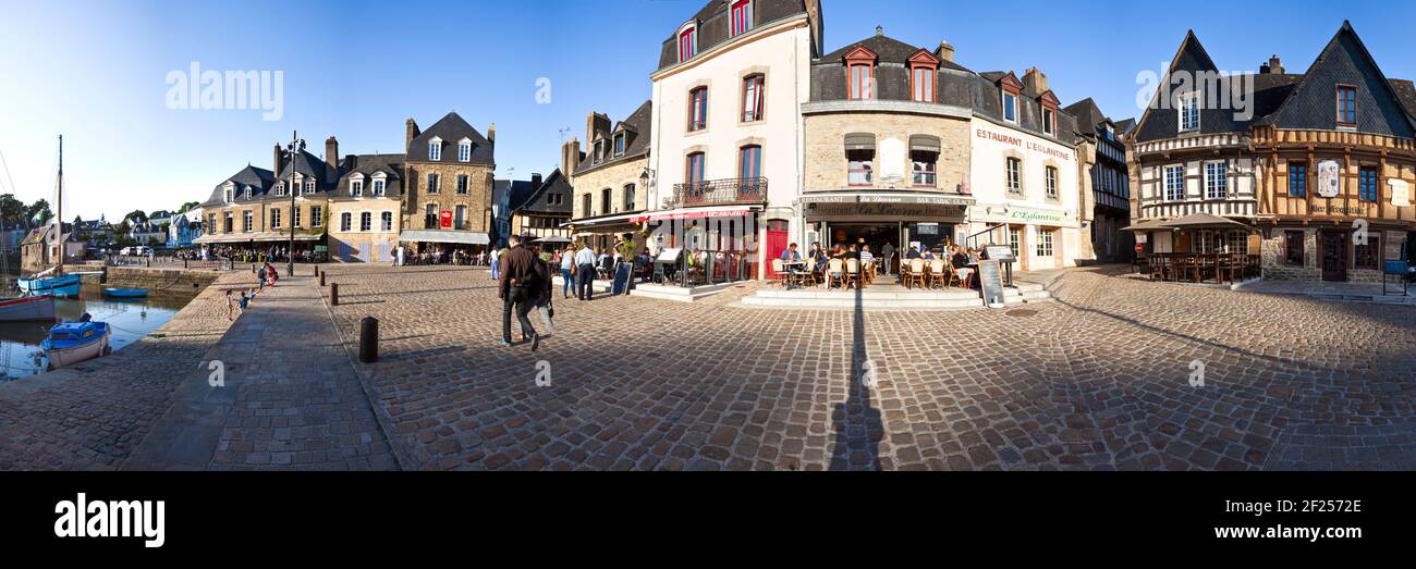 Una vista panoramica della luce notturna su vecchi edifici accanto al porto di Port St Goustan, Auray, Bretagna, Francia. Foto Stock