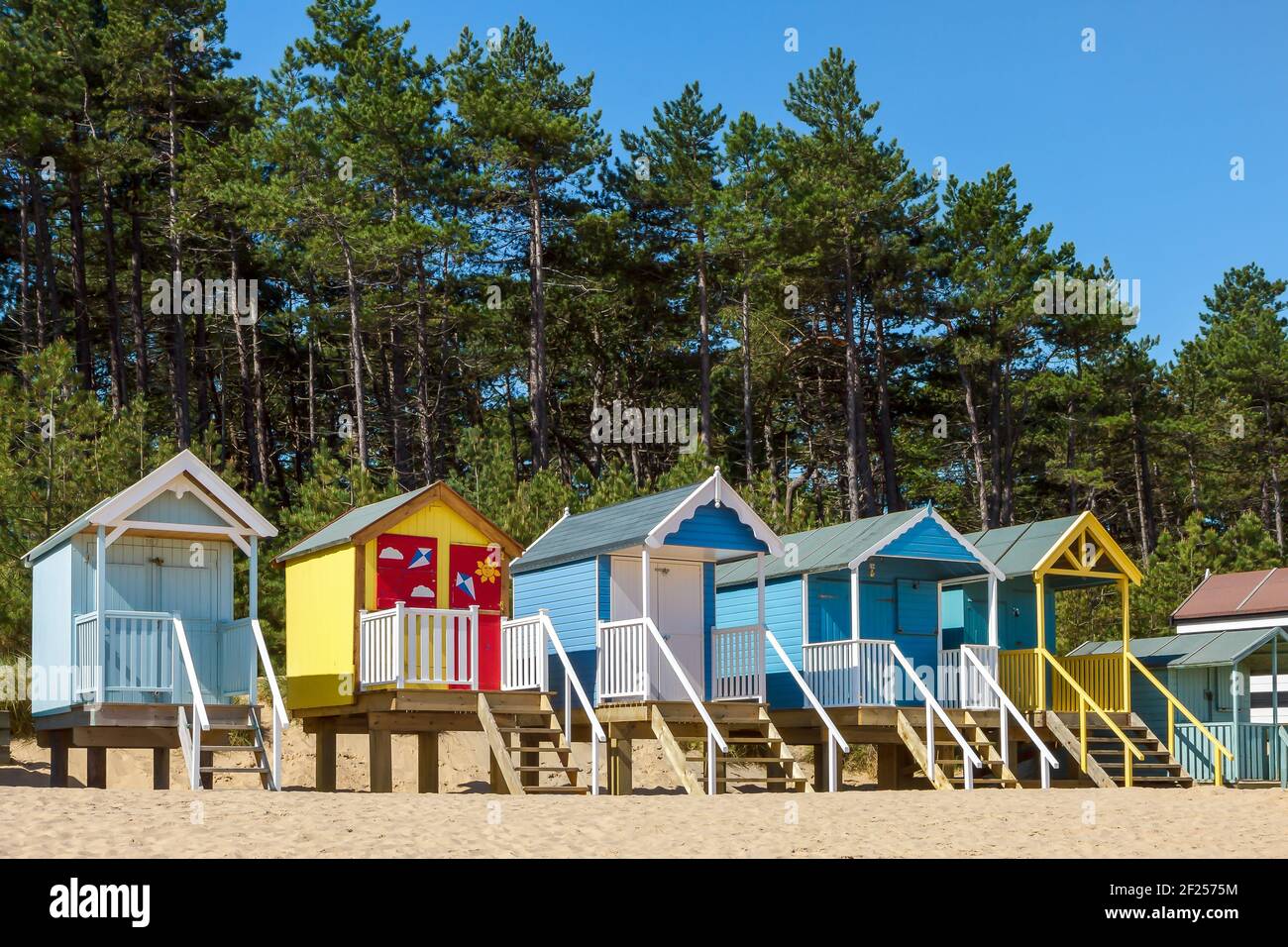 Alcune capanne da spiaggia dai colori vivaci a Wells Next the Sea Foto Stock