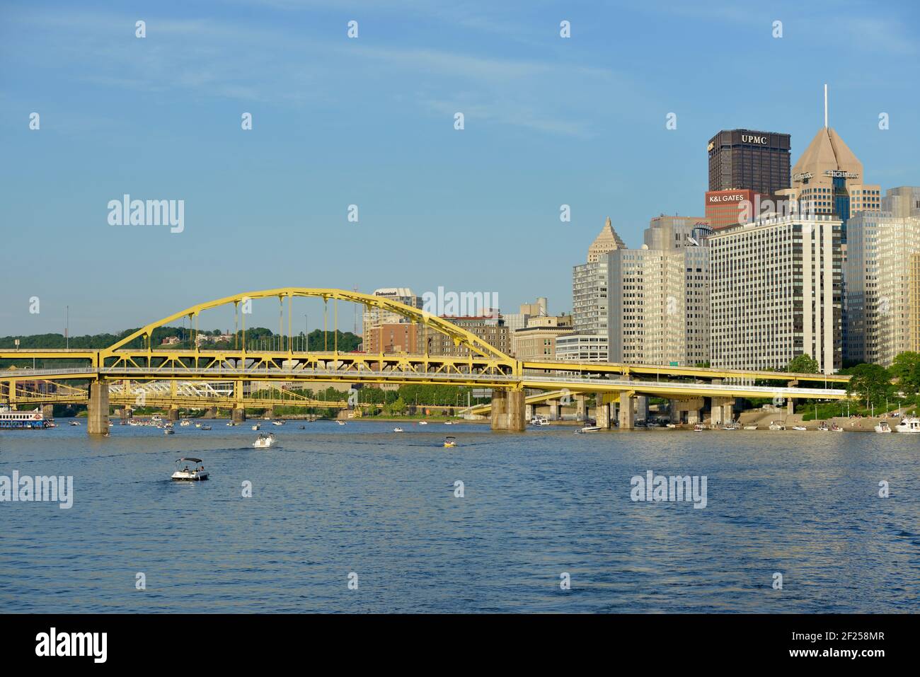 Ponte Fort Duquesne che attraversa il fiume Allegheny e il centro di Pittsburgh dal fiume Monongahela, Pittsburgh, Pennsylvania Foto Stock