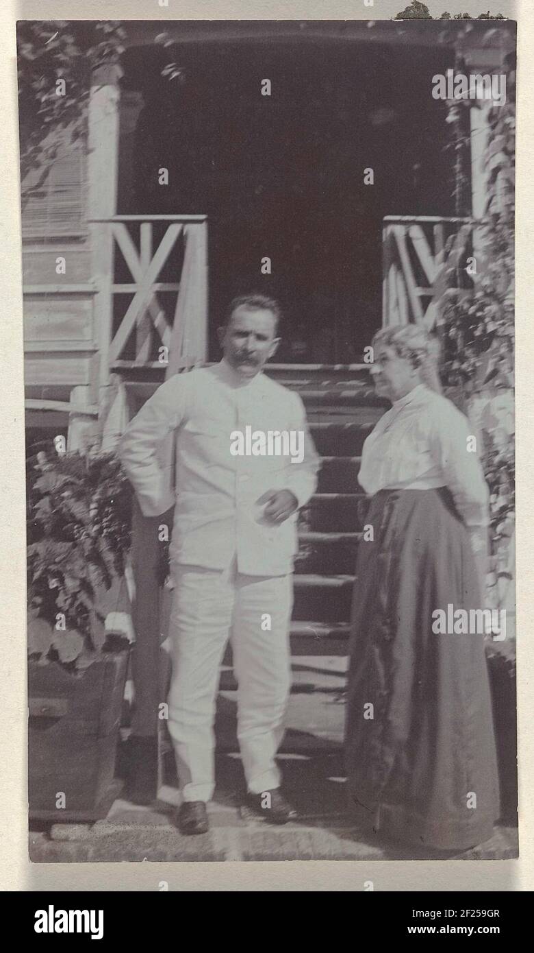 Justus Gonggrijp samen ha incontrato Anna Rühmann op plantage Clevia.Justus Gonggrijp insieme ad Anna Rühmann che si trova di fronte alle scale della casa su Plantage Clevia. Fa parte di un gruppo di foto della famiglia Boom-Gonggrijp in Suriname. Foto Stock