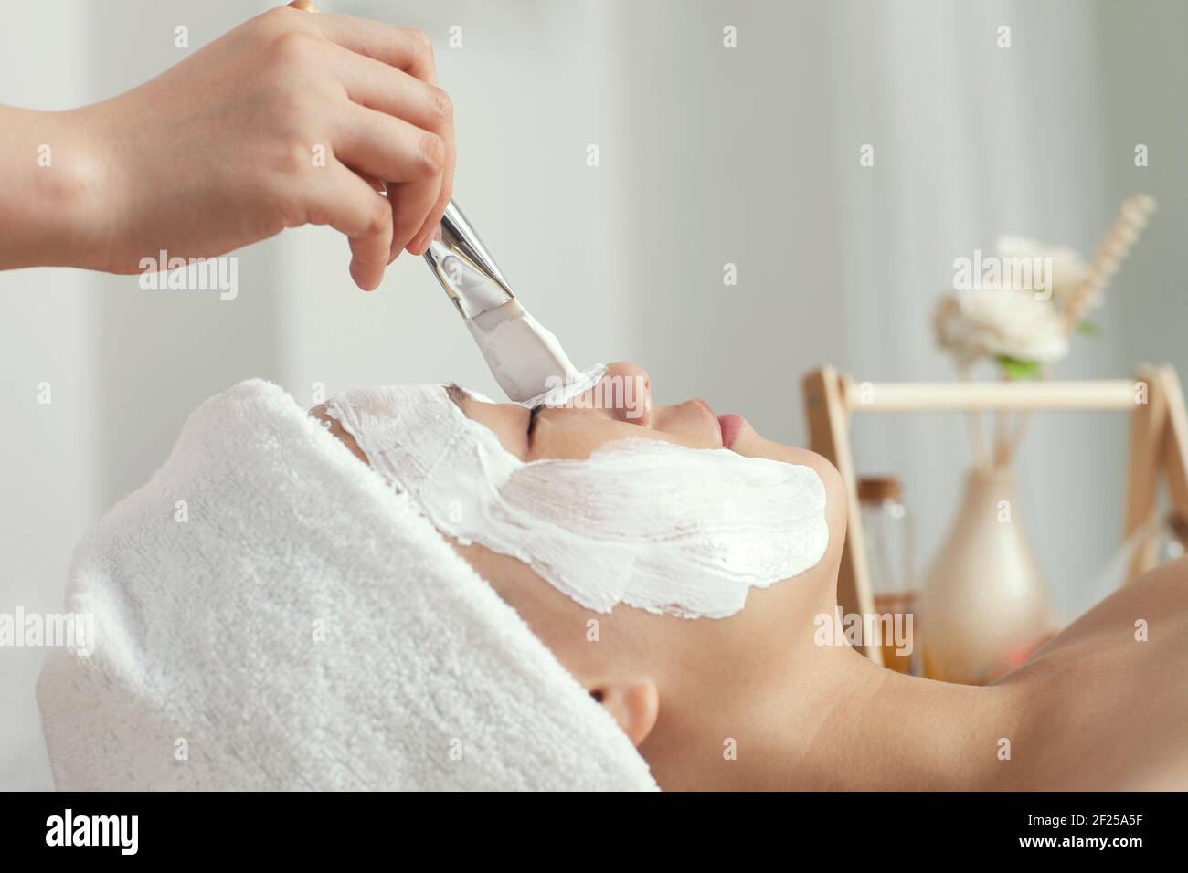 Una maschera della giovane donna di bellezza Foto Stock