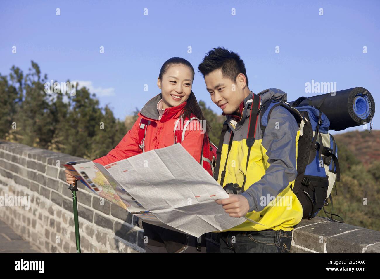 Coppie giovani nella mappa del turismo della Grande Muraglia Foto Stock
