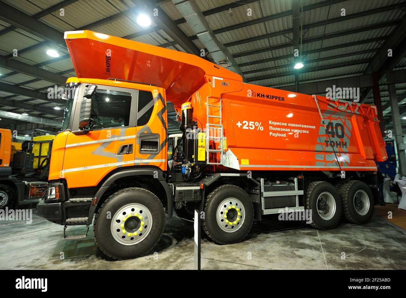 Nuovo modello di un dumper Scania presentato su un stand Foto Stock
