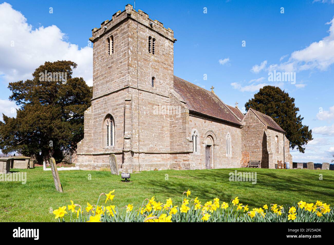 Primavera nella chiesa normanna di San Giovanni, Pauntley, Gloucestershire UK - la chiesa è accanto a Pauntley Court, la casa d'infanzia di Dick Whittington Foto Stock