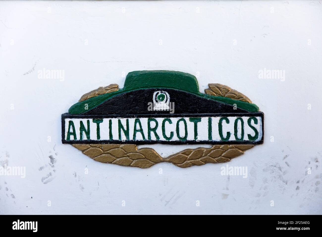 GUATAPE, COLOMBIA - 12 SETTEMBRE 2019: Antinarcoticos segno della direzione Anti-Narcotici della polizia Nazionale della Colombia a Guatape. Foto Stock