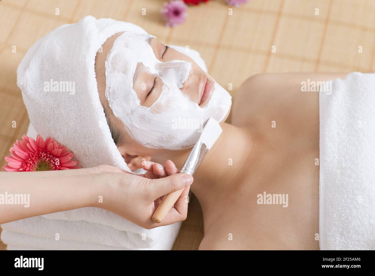 Una maschera della giovane beauty lady Foto Stock