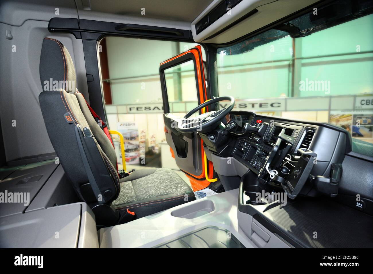 Interno di un nuovo modello di cabina Scania di un autocarro ribaltabile: Sedile, ruota, cruscotto Foto Stock
