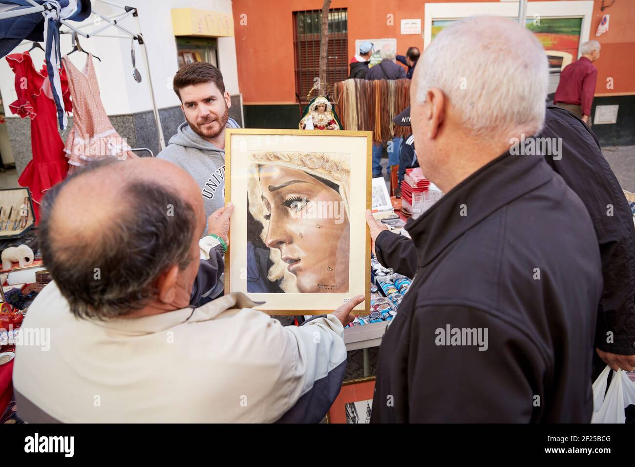 Persone che guardano alla foto, il più antico mercato di strada di Siviglia, Mercadillo de los jueves, mercato del giovedì, , Siviglia, Andalusia, Spagna Foto Stock