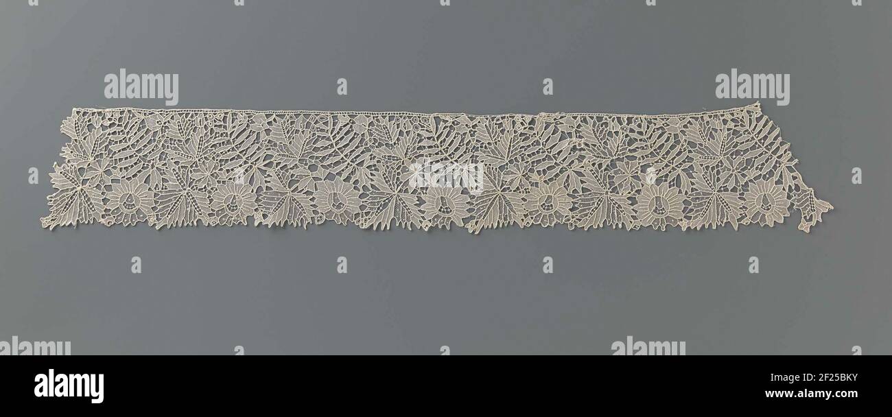 Strook naaldkant incontrato ingesneden blad.Running modello di foglie incise sopra una rosa e una tre-foglia, che insieme formano la linea esterna dentellata bruscamente. Barre a croce con bottone (terreno di lunghe barre a X con crociera). Il REMPLIS è composto da punti a tombino e da un Fond Gazé. Lato tedesco: 'Carlsballad points'. Foto Stock