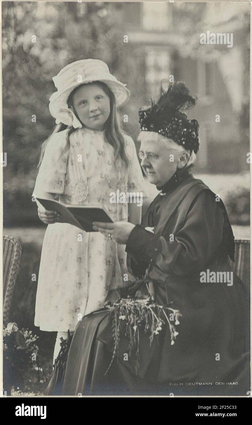 Ritratto di Emma, ​​Queen Regenti dei Paesi Bassi, e Juliana, Regina dei Paesi Bassi. Ritratto di Emma e Juliana nel Giardino del Palazzo Sustdijk. Un libro nelle loro mani. Foto Stock