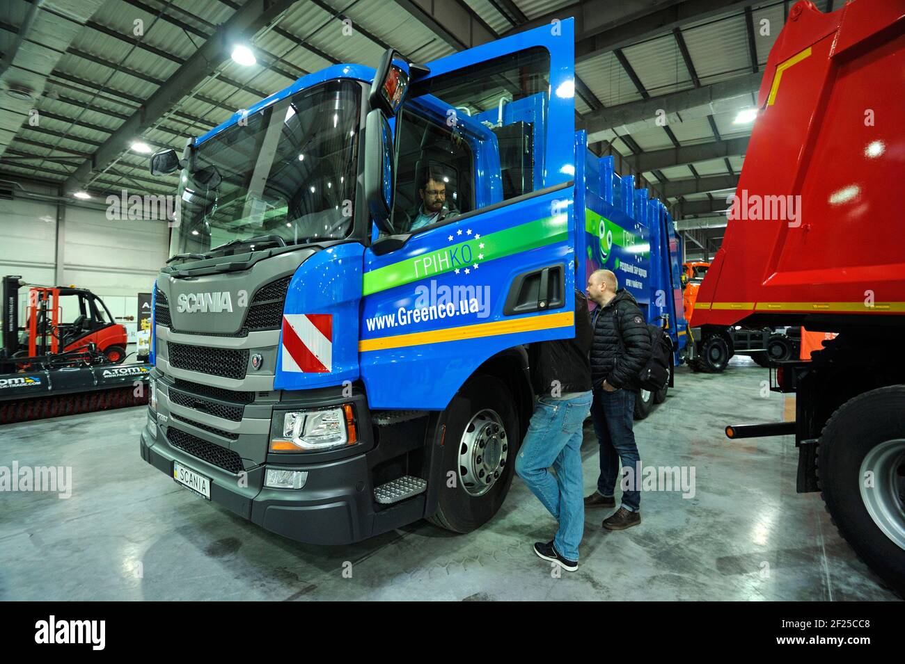 Nuovo modello di un dumper Scania parcheggiato su un stand Foto Stock