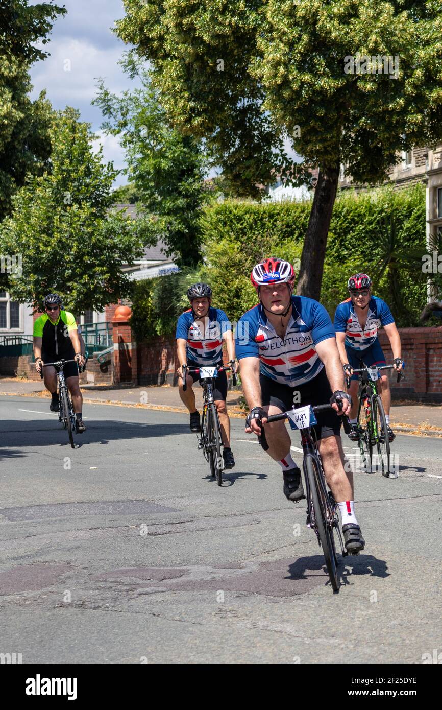 CARDIFF, GALLES/Regno Unito - 8 LUGLIO : ciclisti che partecipano all'evento Velothon Cycling a Cardiff, Galles, l'8 luglio 2018. Quattro unident Foto Stock
