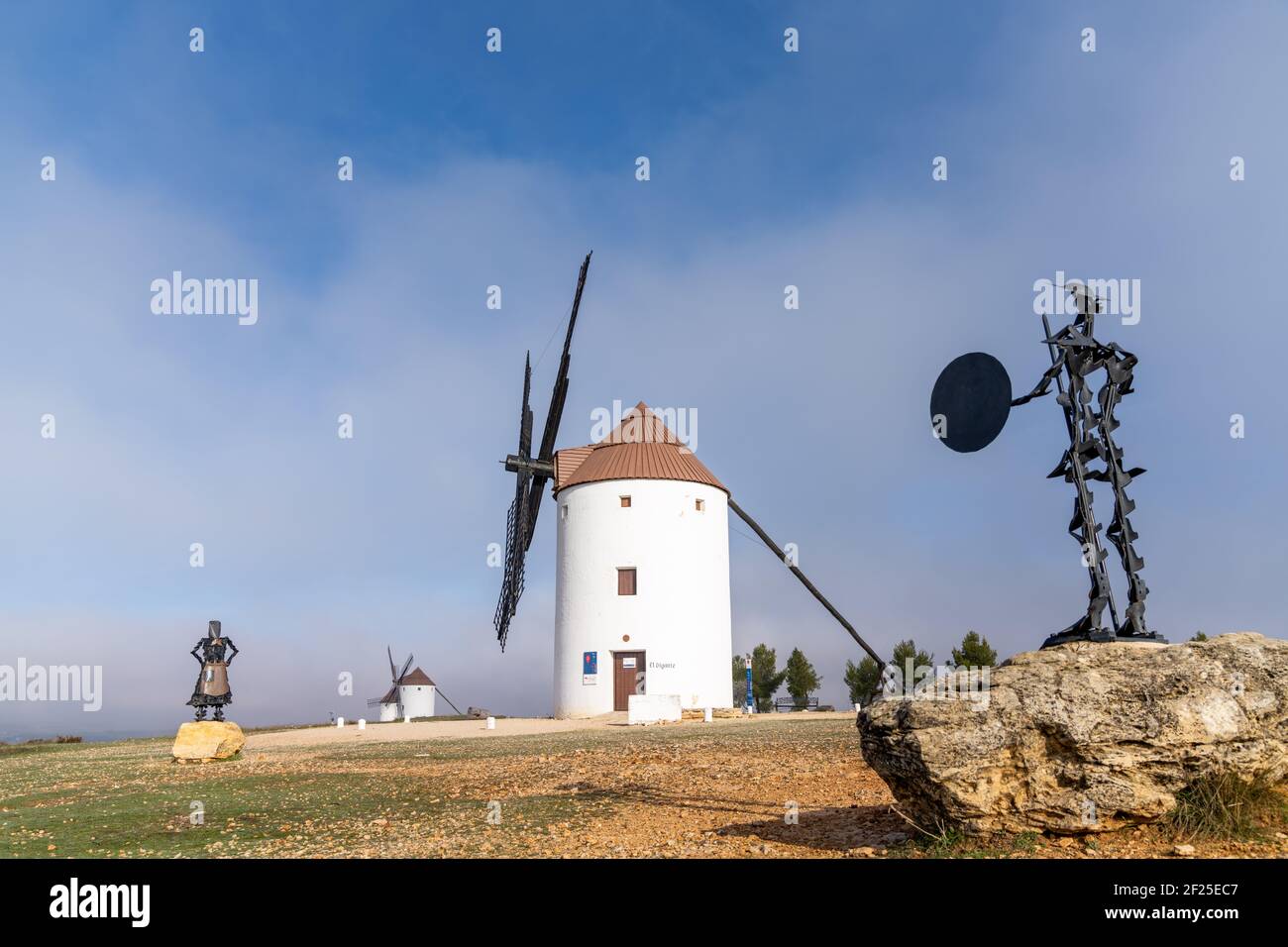 Mota del Cuervo, Spagna - 27 febbraio 2021: I mulini a vento e le statue metalliche di Mota del Cuervo a la Mancha Foto Stock