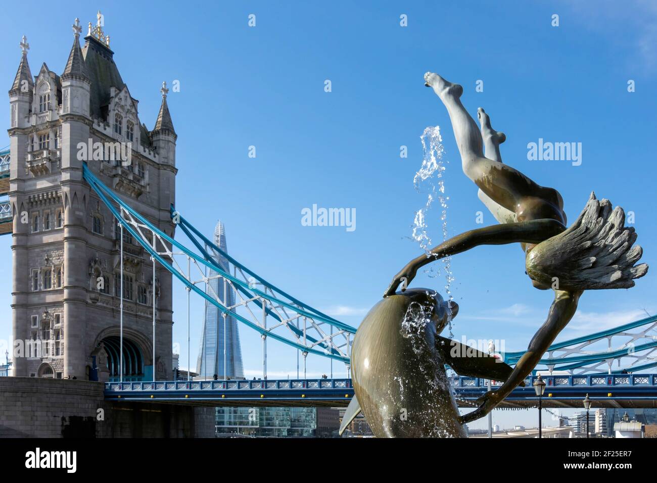 Wayne David scultura ragazza con il Dolphin vicino al Tower Bridge di Londra Foto Stock