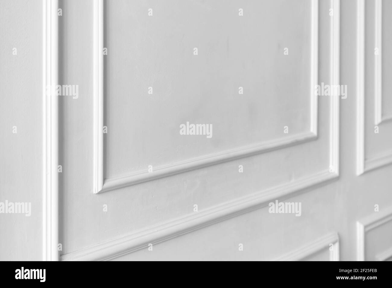 Parete bianca con elementi decorativi, frammento interno classico astratto Foto Stock