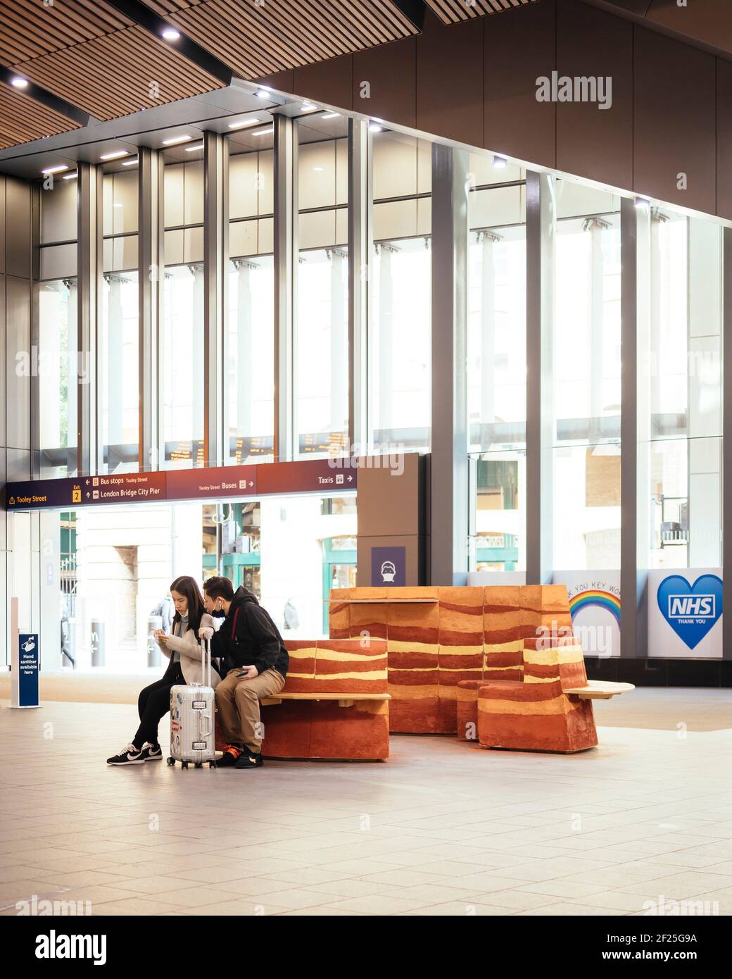 La panchina nel suo contesto con le persone sedute. Seduto a Londra, Londra, Regno Unito. Architetto: Collettivo locale, 2020. Foto Stock