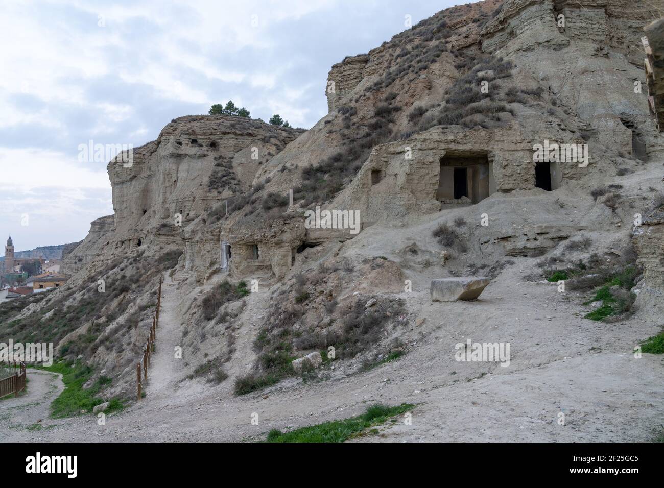 Una vista sulle grotte di Arguedas e le case nelle scogliere di arenaria Foto Stock