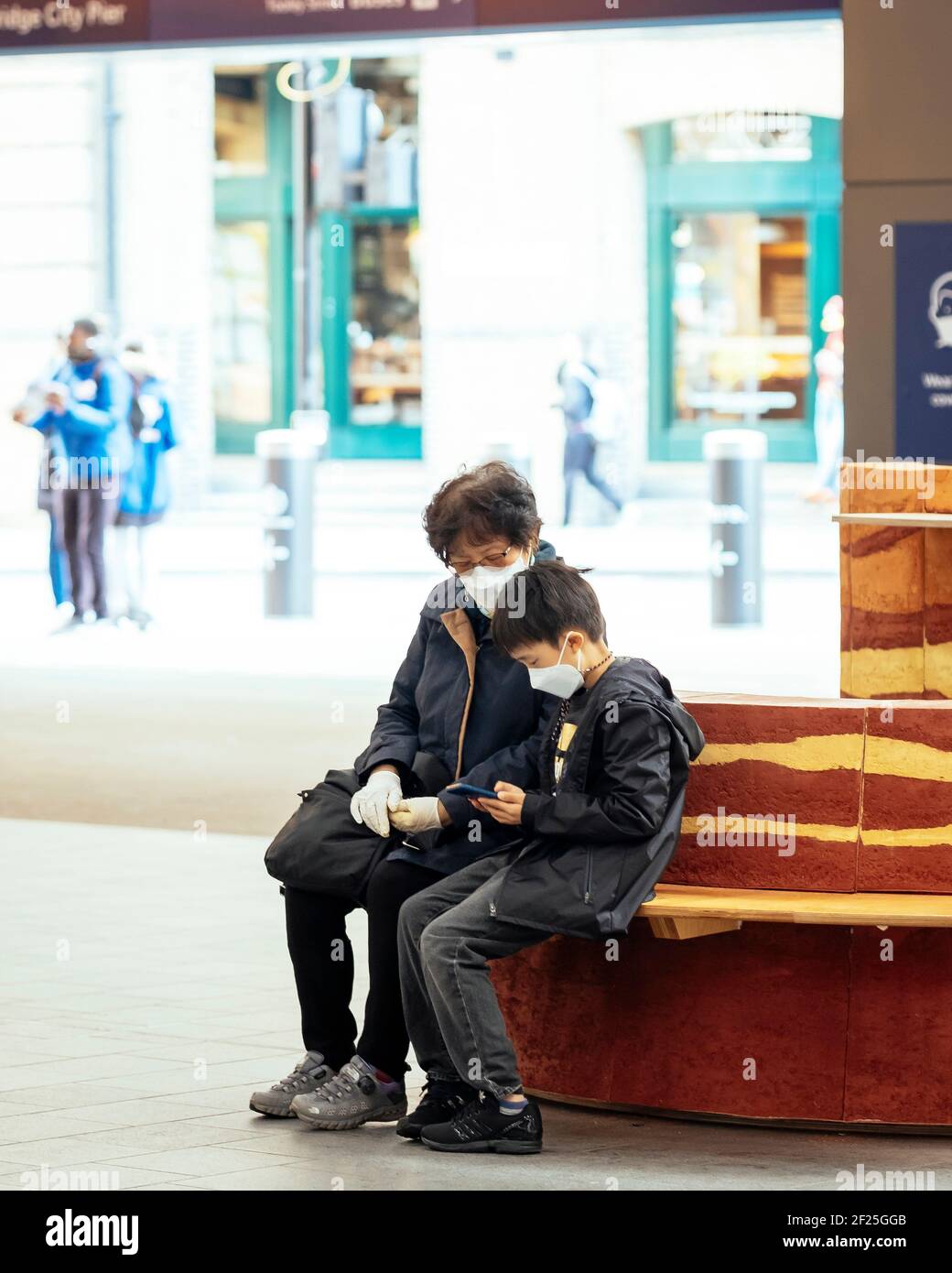 Adulto e bambino seduti sulla panca. Seduto a Londra, Londra, Regno Unito. Architetto: Collettivo locale, 2020. Foto Stock