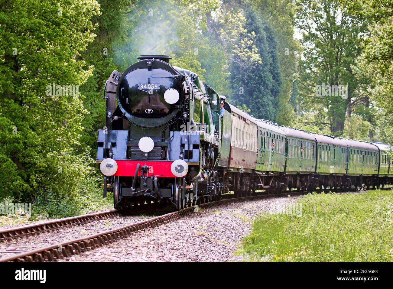 Ricostruita Bulleid Light Pacific No. 34059 locomotiva a vapore vicino alla stazione Kingscote Foto Stock