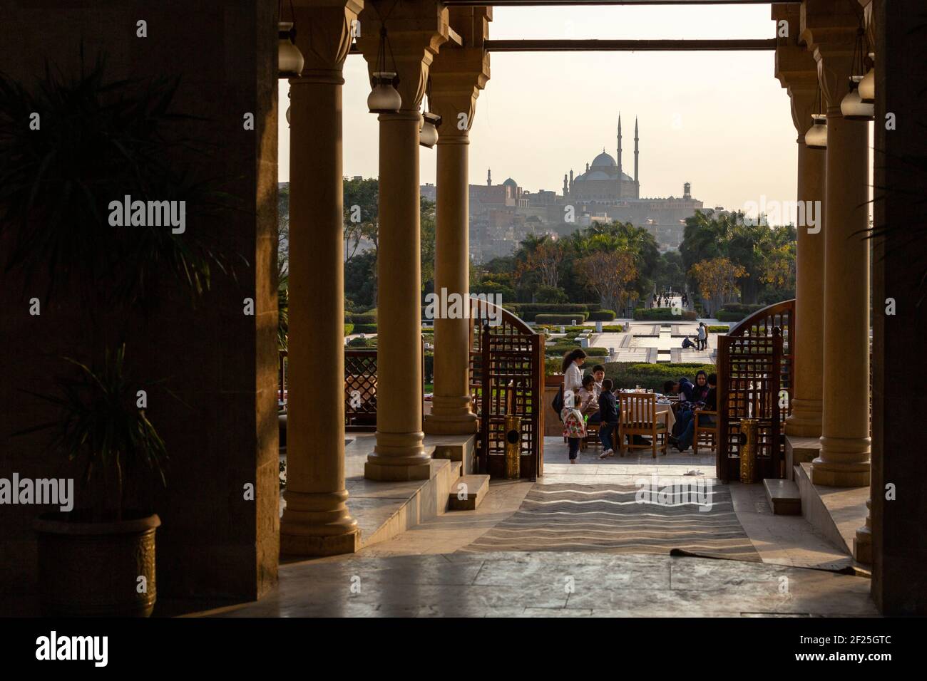 Le persone che cenano in un ristorante al Azhar Park con la Cittadella del Cairo in background, Salah Salem St, El-DARB El-Ahmar, il Cairo, Egitto Foto Stock