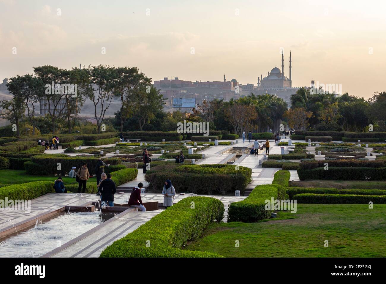 Egiziani locali godendo i giardini al Azhar Park con la Cittadella del Cairo in background, Salah Salem St, El-DARB El-Ahmar, il Cairo, Egitto Foto Stock