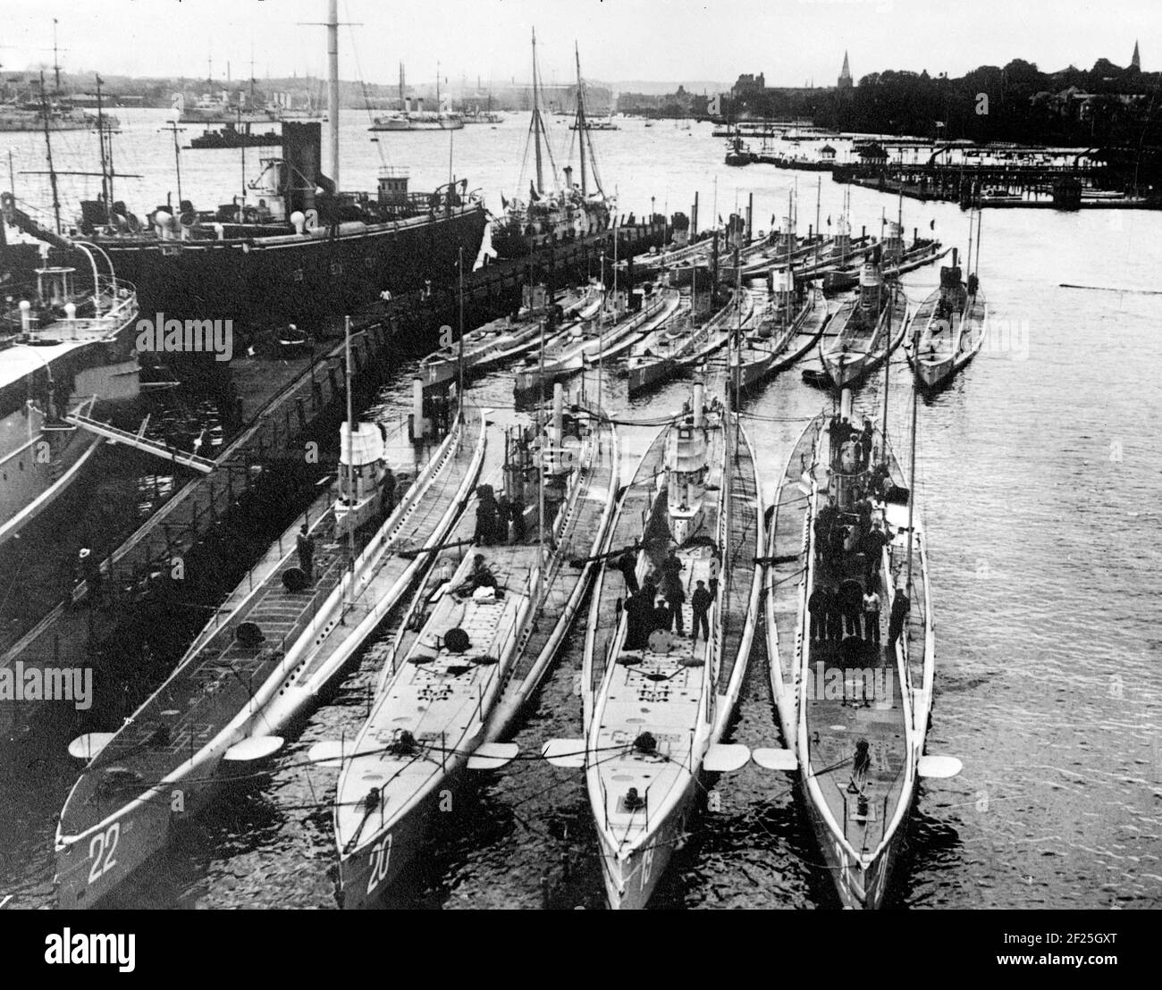 Barche a U tedesche della prima guerra mondiale nel porto. U-20, primo piano - secondo da sinistra, affondò il RMS Lusitania. Foto c. 1915 Foto Stock