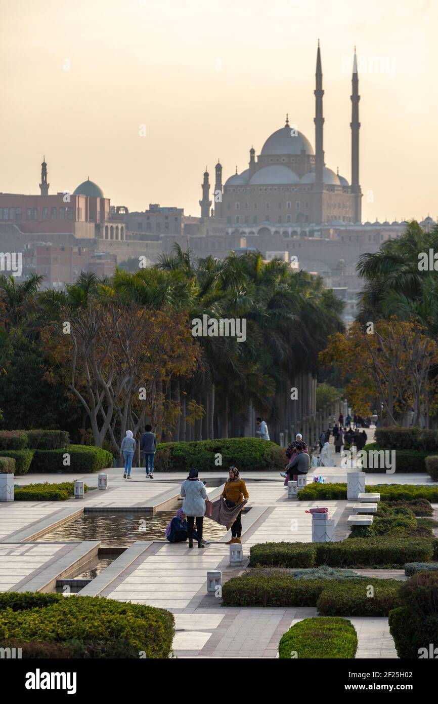 Egiziani locali godendo i giardini al Azhar Park con la Cittadella del Cairo in background, Salah Salem St, El-DARB El-Ahmar, il Cairo, Egitto Foto Stock