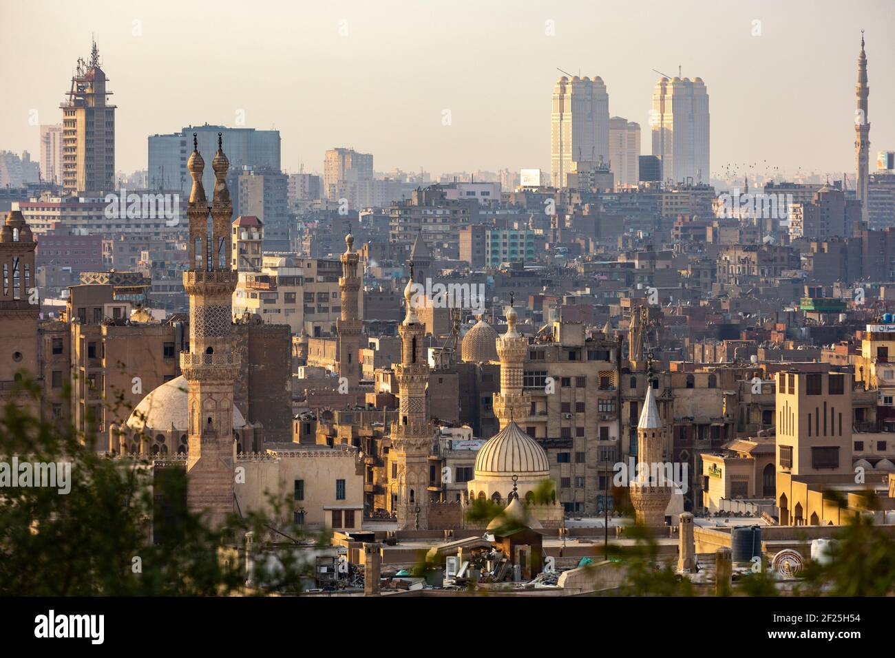 Il paesaggio urbano del Cairo mostra moschee e minareti, come si vede dal Parco al Azhar, Salah Salem St, El-DARB El-Ahmar, il Cairo, Egitto Foto Stock