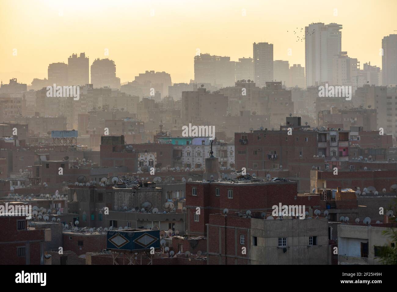 Il paesaggio urbano del Cairo, come sembra dal parco al Azhar, Salah Salem St, El-DARB El-Ahmar, Cairo, Egitto Foto Stock