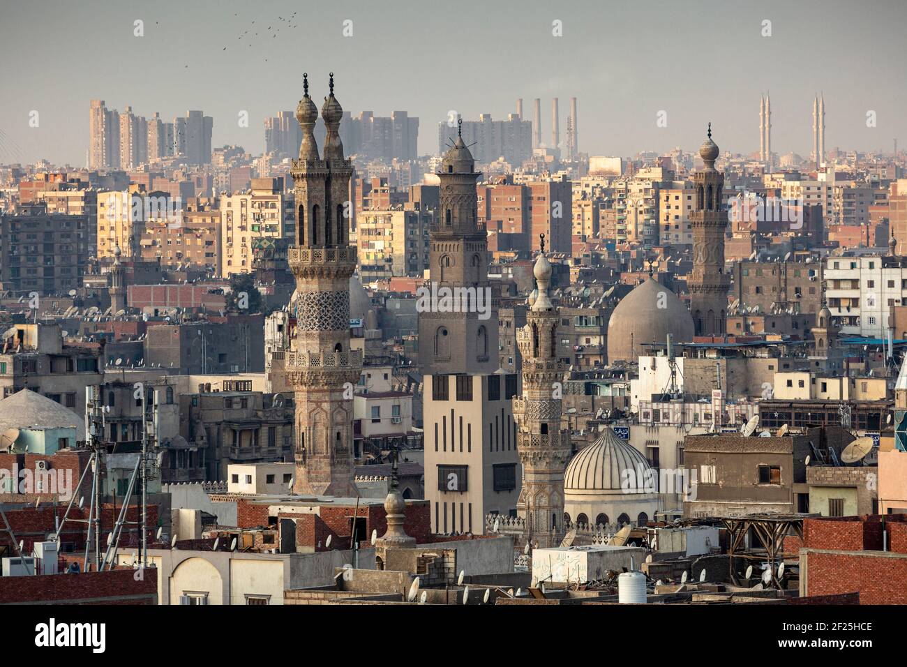 Il paesaggio urbano del Cairo mostra moschee e minareti visti dal Parco al Azhar, Salah Salem St, El-DARB El-Ahmar, il Cairo, Egitto Foto Stock
